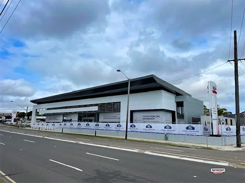 This image shows a typical fence extension with cut to height (880 slit roll) banner attached. The customer needed a specific long span banner that was achieved by Signs Banners Online Australia.