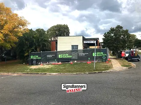 Excellent example of a 1.6 × 50 mtr roll cut to suit the building company on-site fence needs, showing consistent print alignment, correct sizing, and clean installation across the temporary fencing line.