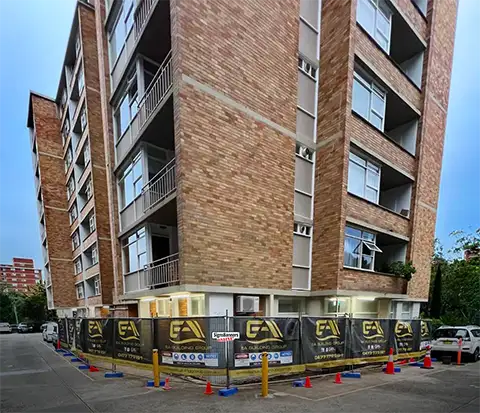 The client of this instagram famous building in Sydney wanted to be able to expand the site fencing when construction equipment arrived, then re-size to daily perimeters for access. Individual panels printed and fitted allow flexible repositioning of the temporary fencing on this landmark building.
